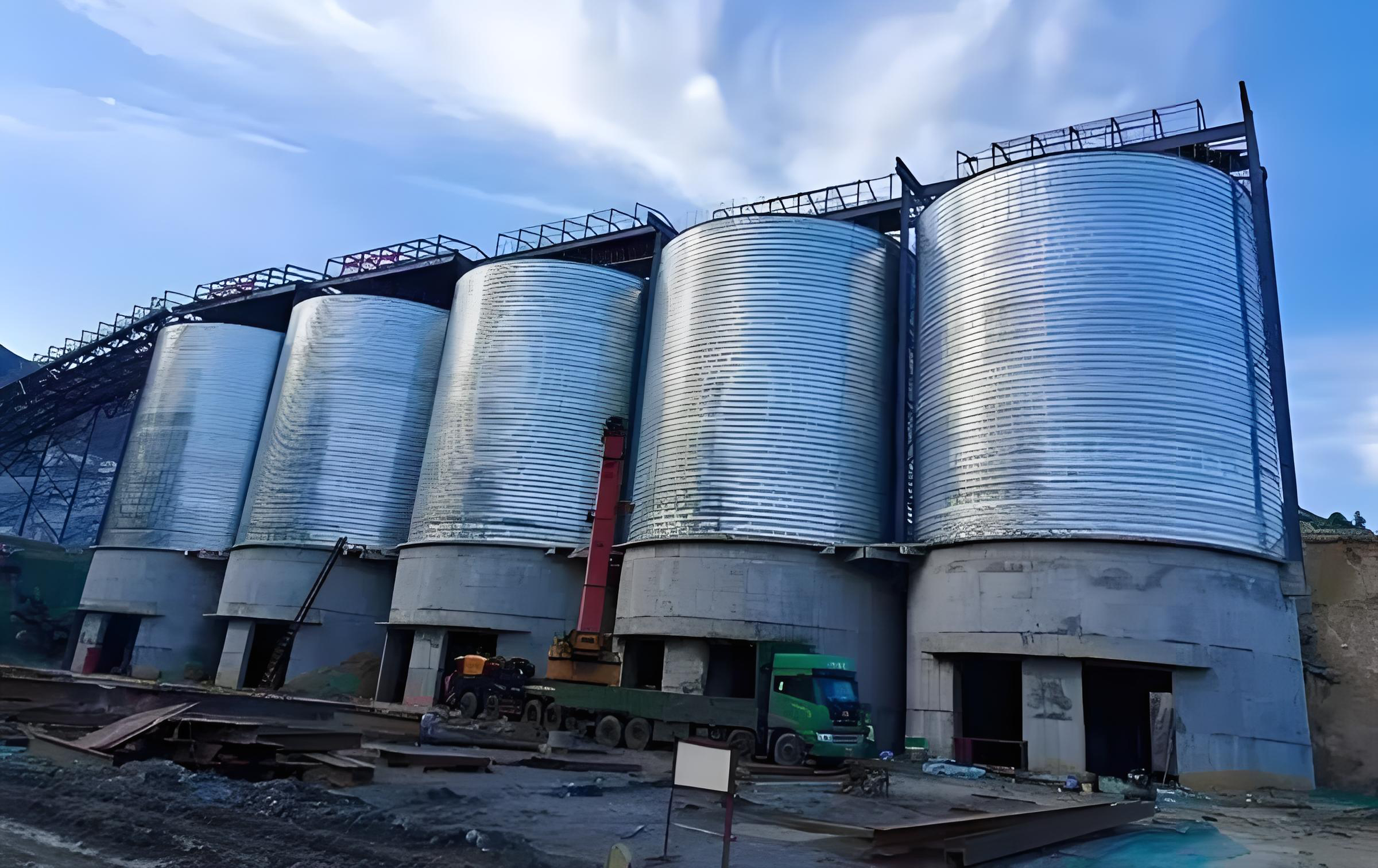 螺旋咬口鋼板倉(cāng)施工現(xiàn)場(chǎng)